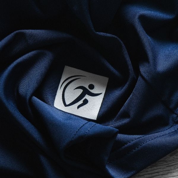 Logo in trên áo thun nam thể thao họa tiết chấm bi phối đường kẻ