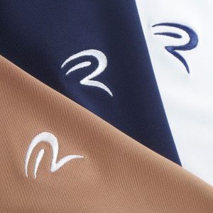 Logo thêu của áo thun có cổ nam trơn màu